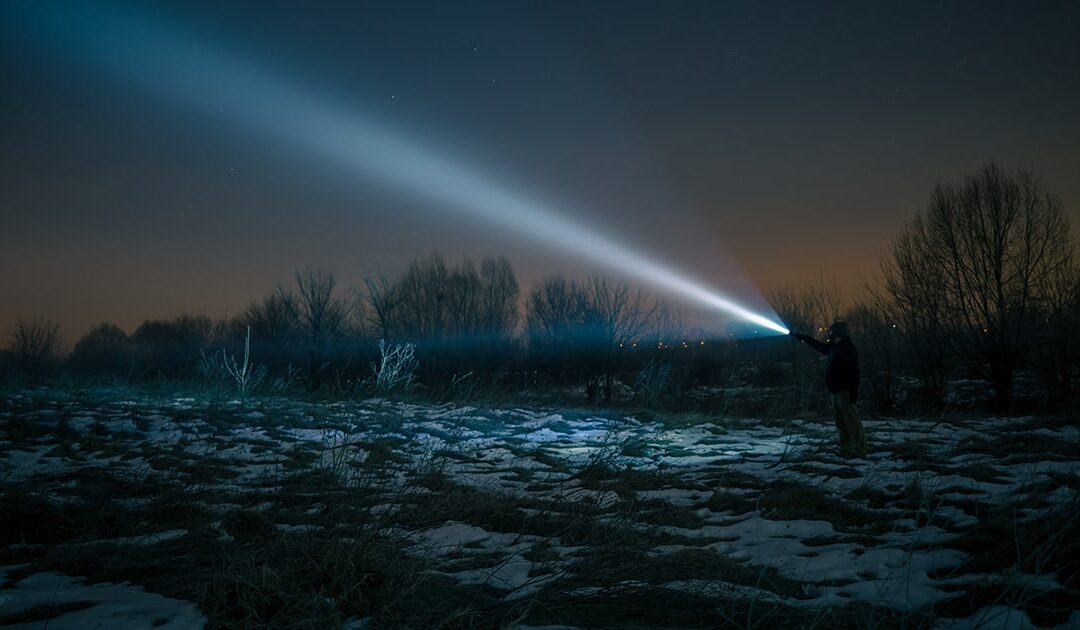 Flashlight shining in the dark - HD Flashlight