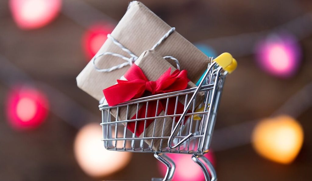 Shopping cart with gifts - tips for Black Friday and Cyber Monday shopping